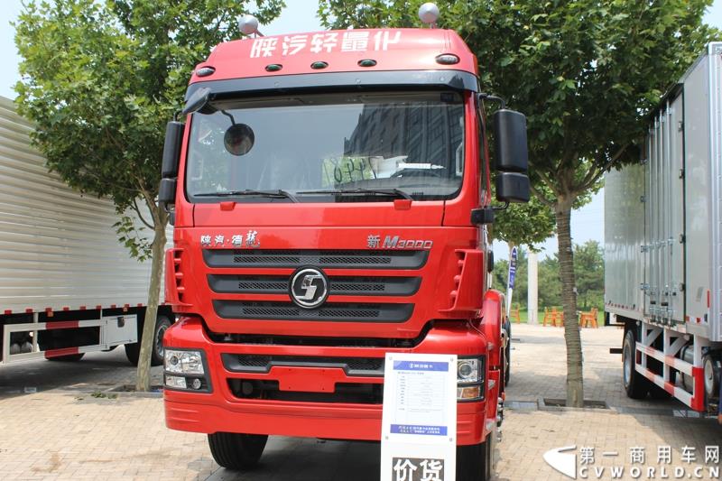 7月25日，陕汽重卡全系载货车“百城联动”上市发布会在北京隆重举行。据了解，此次发布的产品，正是陕汽“三年磨一剑”的全新一代载货车。图为：德龙新M3000 8X4二类底盘