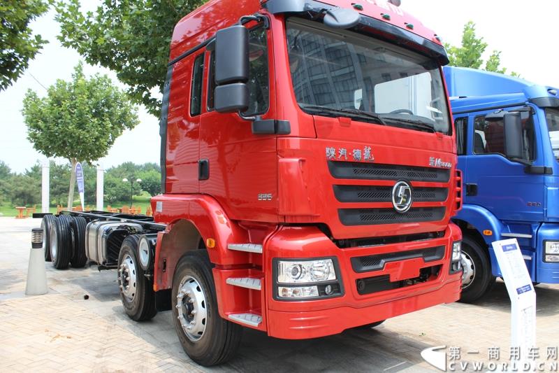 7月25日，陕汽重卡全系载货车“百城联动”上市发布会在北京隆重举行。据了解，此次发布的产品，正是陕汽“三年磨一剑”的全新一代载货车。图为：德龙新M3000 8X4二类底盘