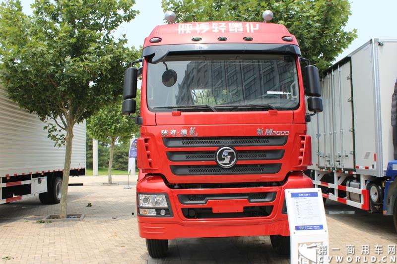 7月25日，陕汽重卡全系载货车“百城联动”上市发布会在北京隆重举行。据了解，此次发布的产品，正是陕汽“三年磨一剑”的全新一代载货车。图为：德龙新M3000 8X4二类底盘