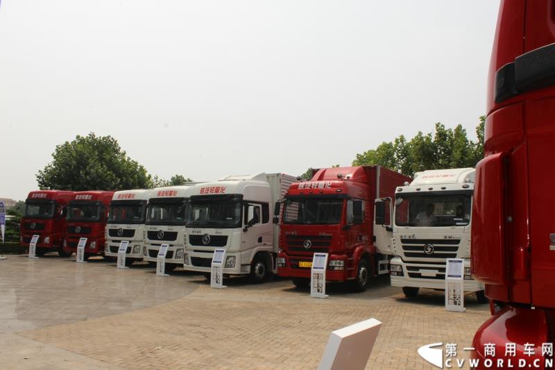 7月25日，陕汽重卡全系载货车“百城联动”上市发布会在北京隆重举行。据了解，此次发布的产品，正是陕汽“三年磨一剑”的全新一代载货车。图为：现场展车