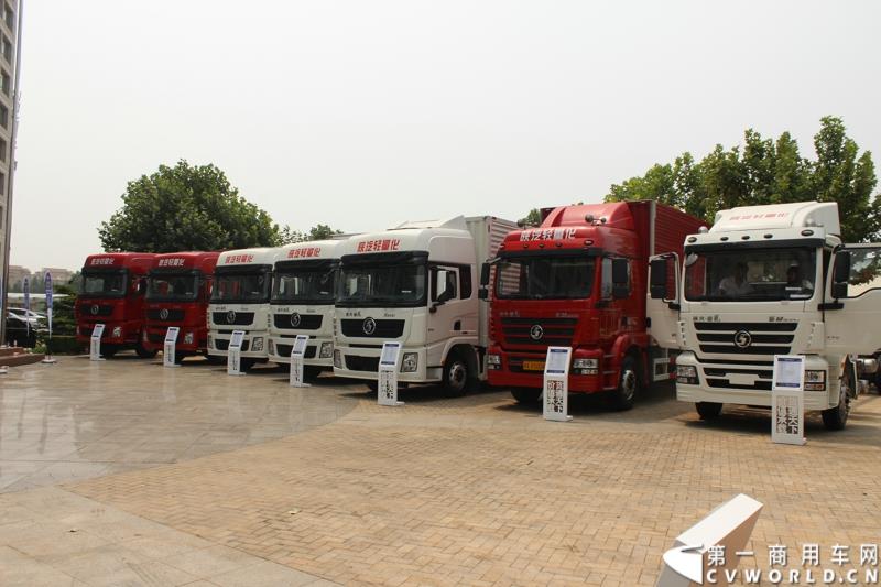 7月25日，陕汽重卡全系载货车“百城联动”上市发布会在北京隆重举行。据了解，此次发布的产品，正是陕汽“三年磨一剑”的全新一代载货车。图为：现场展车