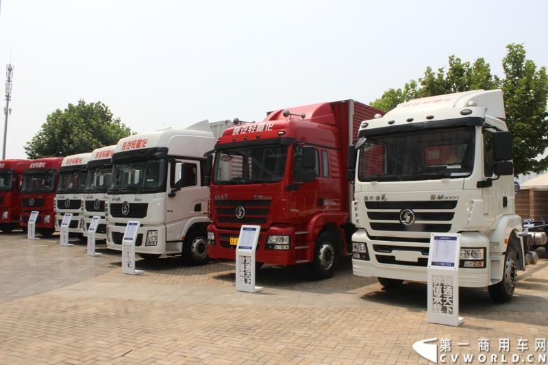 7月25日，陕汽重卡全系载货车“百城联动”上市发布会在北京隆重举行。据了解，此次发布的产品，正是陕汽“三年磨一剑”的全新一代载货车。图为：现场展车