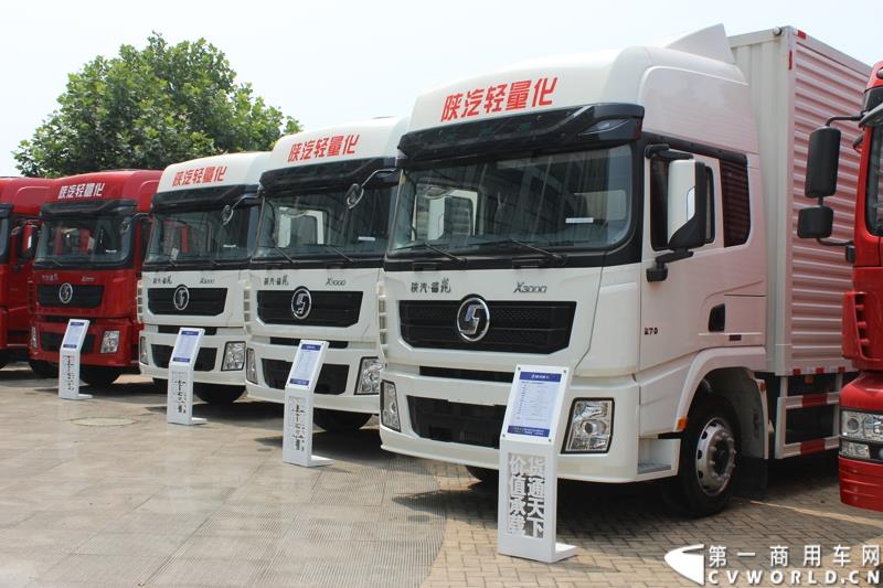 7月25日，陕汽重卡全系载货车“百城联动”上市发布会在北京隆重举行。据了解，此次发布的产品，正是陕汽“三年磨一剑”的全新一代载货车。图为：现场展车