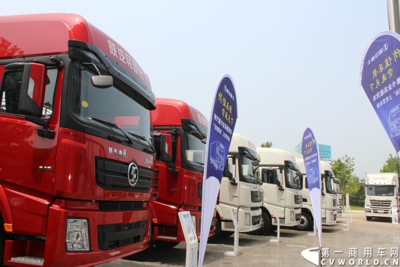 7月25日，陕汽重卡全系载货车“百城联动”上市发布会在北京隆重举行。据了解，此次发布的产品，正是陕汽“三年磨一剑”的全新一代载货车。图为：现场展车