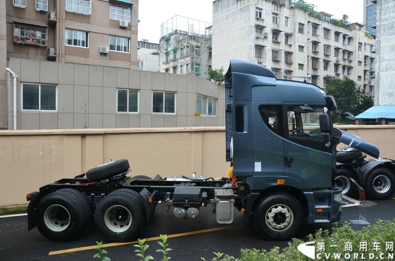 7月18日，以“直面挑战 抓住机遇 抢占市场制高点”为主题的华菱星马2015年中商务大会，在安徽芜湖隆重举行。图为：华菱星凯马6×4牵引车