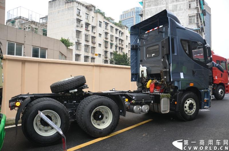 7月18日，以“直面挑战 抓住机遇 抢占市场制高点”为主题的华菱星马2015年中商务大会，在安徽芜湖隆重举行。图为：华菱星凯马6×4牵引车