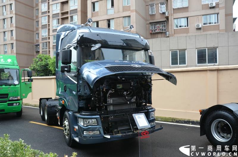 7月18日，以“直面挑战 抓住机遇 抢占市场制高点”为主题的华菱星马2015年中商务大会，在安徽芜湖隆重举行。图为：华菱星凯马6×4牵引车