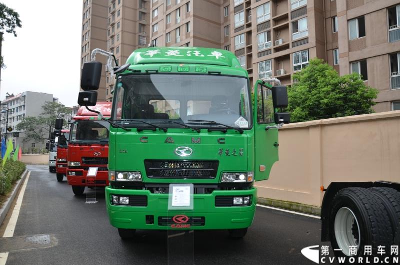 7月18日，以“直面挑战 抓住机遇 抢占市场制高点”为主题的华菱星马2015年中商务大会，在安徽芜湖隆重举行。图为：华菱之星4×2港口牵引车