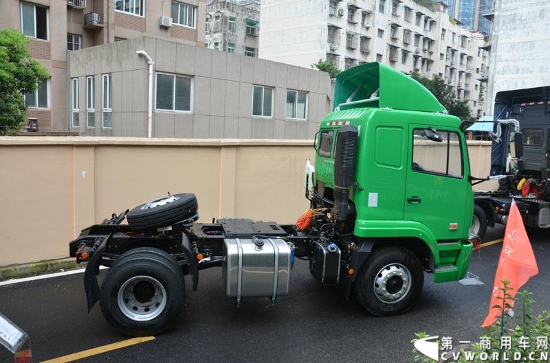 7月18日，以“直面挑战 抓住机遇 抢占市场制高点”为主题的华菱星马2015年中商务大会，在安徽芜湖隆重举行。图为：华菱之星4×2港口牵引车