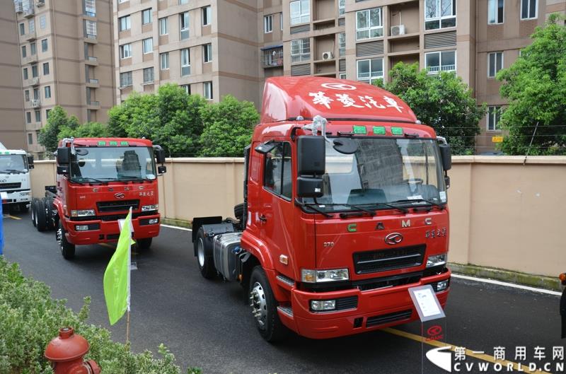 7月18日，以“直面挑战 抓住机遇 抢占市场制高点”为主题的华菱星马2015年中商务大会，在安徽芜湖隆重举行。图为：华菱之星4×2港口牵引车