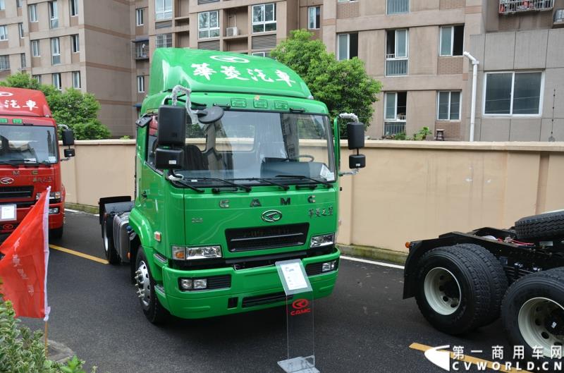 7月18日，以“直面挑战 抓住机遇 抢占市场制高点”为主题的华菱星马2015年中商务大会，在安徽芜湖隆重举行。图为：华菱之星4×2港口牵引车