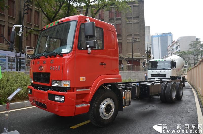 7月18日，以“直面挑战 抓住机遇 抢占市场制高点”为主题的华菱星马2015年中商务大会，在安徽芜湖隆重举行。图为：华菱之星6×4载货车 