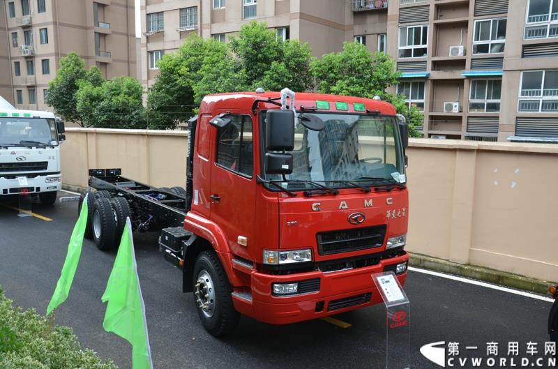 7月18日，以“直面挑战 抓住机遇 抢占市场制高点”为主题的华菱星马2015年中商务大会，在安徽芜湖隆重举行。图为：华菱之星6×4载货车 