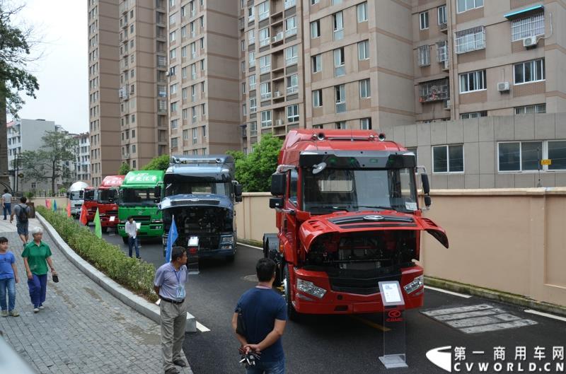 7月18日，以“直面挑战 抓住机遇 抢占市场制高点”为主题的华菱星马2015年中商务大会，在安徽芜湖隆重举行。图为：年会现场展车