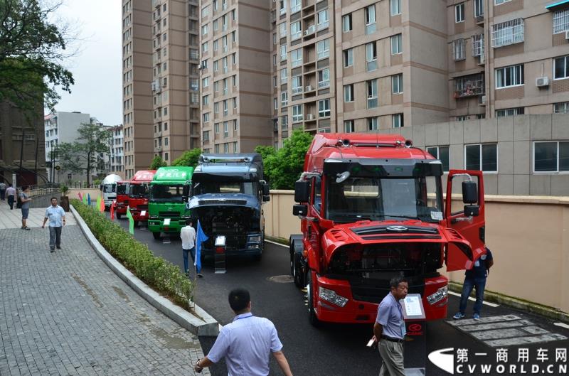 7月18日，以“直面挑战 抓住机遇 抢占市场制高点”为主题的华菱星马2015年中商务大会，在安徽芜湖隆重举行。图为：年会现场展车