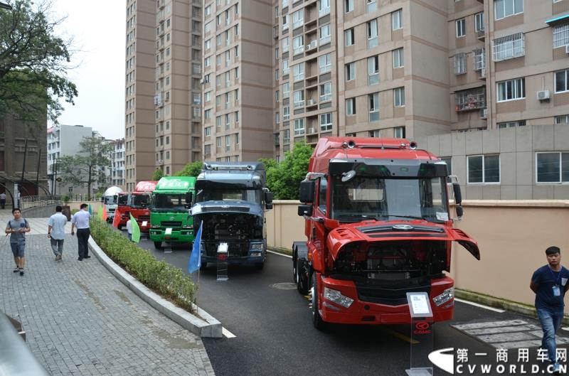 7月18日，以“直面挑战 抓住机遇 抢占市场制高点”为主题的华菱星马2015年中商务大会，在安徽芜湖隆重举行。图为：年会现场展车