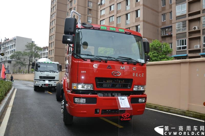 7月18日，以“直面挑战 抓住机遇 抢占市场制高点”为主题的华菱星马2015年中商务大会，在安徽芜湖隆重举行。图为：华菱之星6×4载货车 