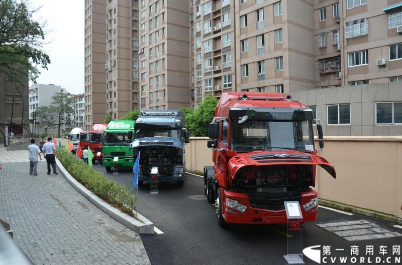 7月18日，以“直面挑战 抓住机遇 抢占市场制高点”为主题的华菱星马2015年中商务大会，在安徽芜湖隆重举行。图为：年会现场展车