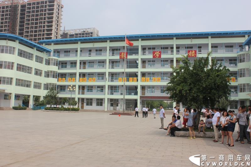 由宇通发起的全国性公益活动——“袋鼠行动”，8月1日在山东沂南县沂南四小正式启动。作为“袋鼠行动”的首站，宇通联合沂南天安校车服务公司举办了应急安全演练活动，并受到当地政府的高度重视。图为：安全演练活动现场