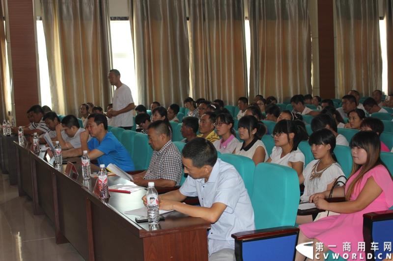 由宇通发起的全国性公益活动——“袋鼠行动”，8月1日在山东沂南县沂南四小正式启动。作为“袋鼠行动”的首站，宇通联合沂南天安校车服务公司举办了应急安全演练活动，并受到当地政府的高度重视。图为：出席会议的相关领导