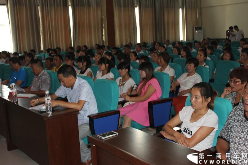 由宇通发起的全国性公益活动——“袋鼠行动”，8月1日在山东沂南县沂南四小正式启动。作为“袋鼠行动”的首站，宇通联合沂南天安校车服务公司举办了应急安全演练活动，并受到当地政府的高度重视。图为：会议现场