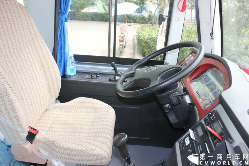 由宇通发起的全国性公益活动——“袋鼠行动”，8月1日在山东沂南县沂南四小正式启动。作为“袋鼠行动”的首站，宇通联合沂南天安校车服务公司举办了应急安全演练活动，并受到当地政府的高度重视。图为：参加演练的宇通校车内饰