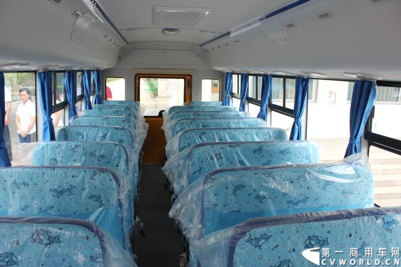 由宇通发起的全国性公益活动——“袋鼠行动”，8月1日在山东沂南县沂南四小正式启动。作为“袋鼠行动”的首站，宇通联合沂南天安校车服务公司举办了应急安全演练活动，并受到当地政府的高度重视。图为：参加演练的宇通校车内饰