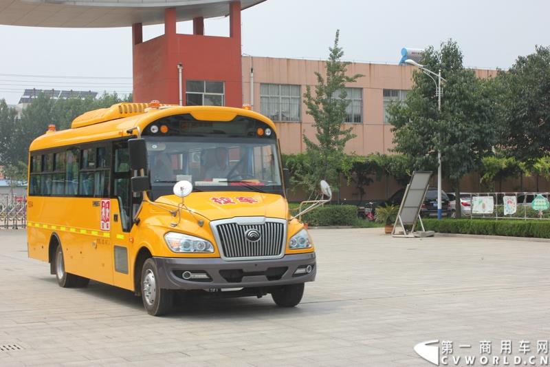 由宇通发起的全国性公益活动——“袋鼠行动”，8月1日在山东沂南县沂南四小正式启动。作为“袋鼠行动”的首站，宇通联合沂南天安校车服务公司举办了应急安全演练活动，并受到当地政府的高度重视。图为：行驶中的校车