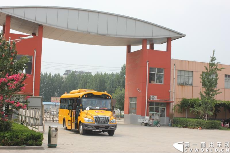 由宇通发起的全国性公益活动——“袋鼠行动”，8月1日在山东沂南县沂南四小正式启动。作为“袋鼠行动”的首站，宇通联合沂南天安校车服务公司举办了应急安全演练活动，并受到当地政府的高度重视。图为：将要启动的校车