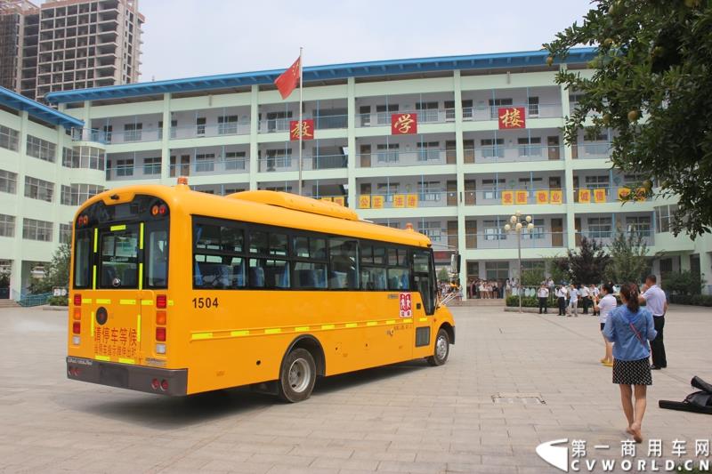 由宇通发起的全国性公益活动——“袋鼠行动”，8月1日在山东沂南县沂南四小正式启动。作为“袋鼠行动”的首站，宇通联合沂南天安校车服务公司举办了应急安全演练活动，并受到当地政府的高度重视。图为：行驶中的校车