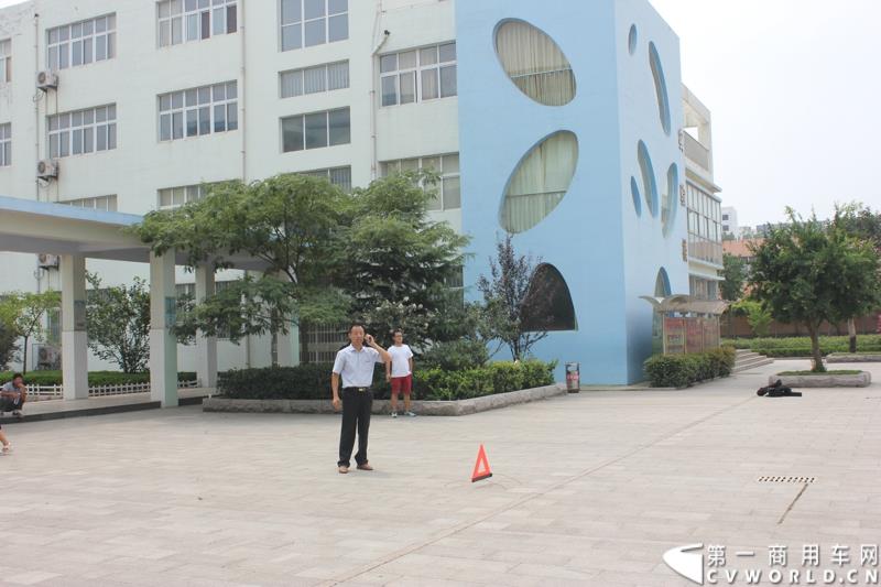 由宇通发起的全国性公益活动——“袋鼠行动”，8月1日在山东沂南县沂南四小正式启动。作为“袋鼠行动”的首站，宇通联合沂南天安校车服务公司举办了应急安全演练活动，并受到当地政府的高度重视。图为：司机拨打110、119报警电话