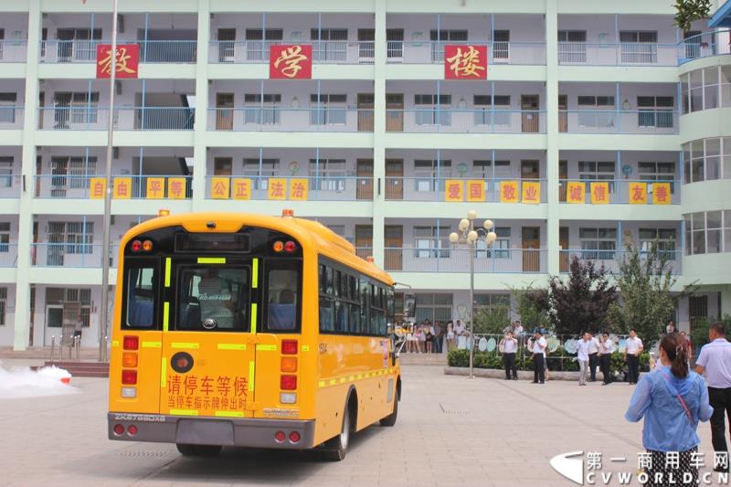由宇通发起的全国性公益活动——“袋鼠行动”，8月1日在山东沂南县沂南四小正式启动。作为“袋鼠行动”的首站，宇通联合沂南天安校车服务公司举办了应急安全演练活动，并受到当地政府的高度重视。图为：行驶中的校车
