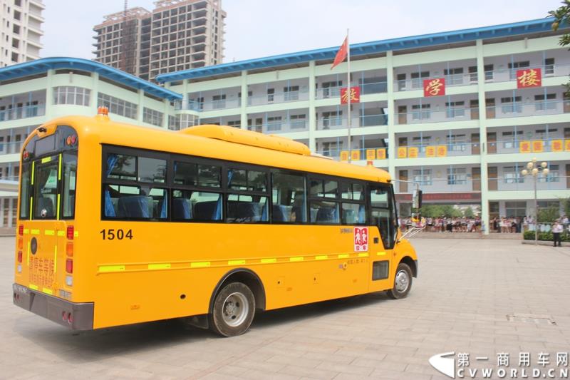 由宇通发起的全国性公益活动——“袋鼠行动”，8月1日在山东沂南县沂南四小正式启动。作为“袋鼠行动”的首站，宇通联合沂南天安校车服务公司举办了应急安全演练活动，并受到当地政府的高度重视。图为：行驶中的校车