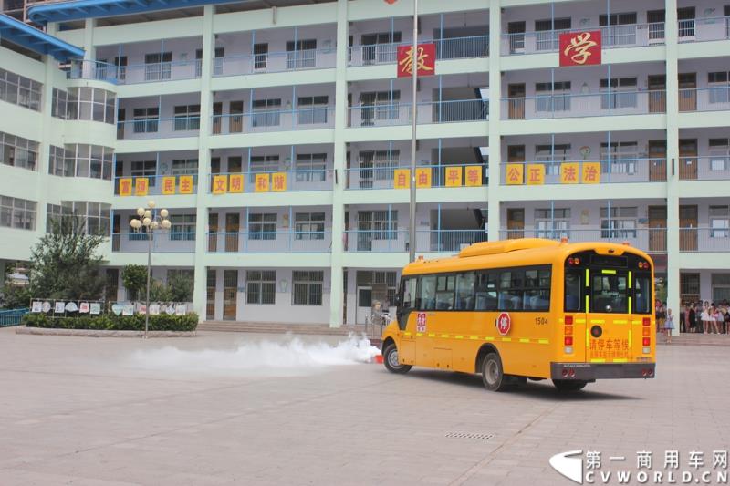 由宇通发起的全国性公益活动——“袋鼠行动”，8月1日在山东沂南县沂南四小正式启动。作为“袋鼠行动”的首站，宇通联合沂南天安校车服务公司举办了应急安全演练活动，并受到当地政府的高度重视。图为：校车前方冒出滚滚浓烟