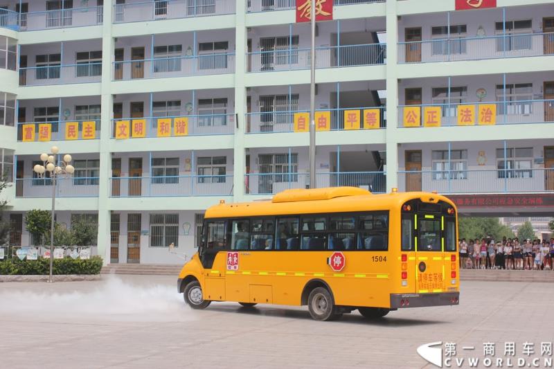 由宇通发起的全国性公益活动——“袋鼠行动”，8月1日在山东沂南县沂南四小正式启动。作为“袋鼠行动”的首站，宇通联合沂南天安校车服务公司举办了应急安全演练活动，并受到当地政府的高度重视。图为：校车前方冒出滚滚浓烟