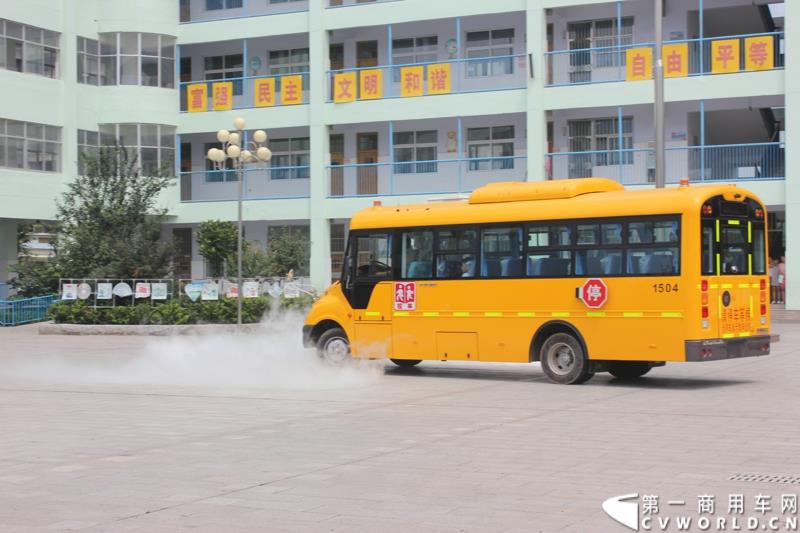 由宇通发起的全国性公益活动——“袋鼠行动”，8月1日在山东沂南县沂南四小正式启动。作为“袋鼠行动”的首站，宇通联合沂南天安校车服务公司举办了应急安全演练活动，并受到当地政府的高度重视。图为：校车前方冒出滚滚浓烟