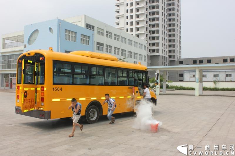 由宇通发起的全国性公益活动——“袋鼠行动”，8月1日在山东沂南县沂南四小正式启动。作为“袋鼠行动”的首站，宇通联合沂南天安校车服务公司举办了应急安全演练活动，并受到当地政府的高度重视。图为：司机和照管员指挥学生安全有序的撤离事故车辆