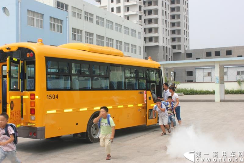 由宇通发起的全国性公益活动——“袋鼠行动”，8月1日在山东沂南县沂南四小正式启动。作为“袋鼠行动”的首站，宇通联合沂南天安校车服务公司举办了应急安全演练活动，并受到当地政府的高度重视。图为：司机和照管员指挥学生安全有序的撤离事故车辆