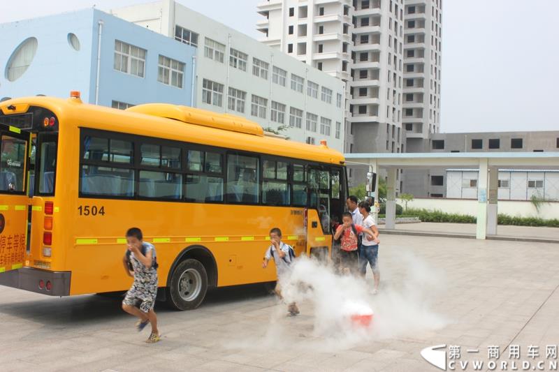 由宇通发起的全国性公益活动——“袋鼠行动”，8月1日在山东沂南县沂南四小正式启动。作为“袋鼠行动”的首站，宇通联合沂南天安校车服务公司举办了应急安全演练活动，并受到当地政府的高度重视。图为：司机和照管员指挥学生安全有序的撤离事故车辆