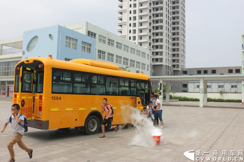 由宇通发起的全国性公益活动——“袋鼠行动”，8月1日在山东沂南县沂南四小正式启动。作为“袋鼠行动”的首站，宇通联合沂南天安校车服务公司举办了应急安全演练活动，并受到当地政府的高度重视。图为：司机和照管员指挥学生安全有序的撤离事故车辆