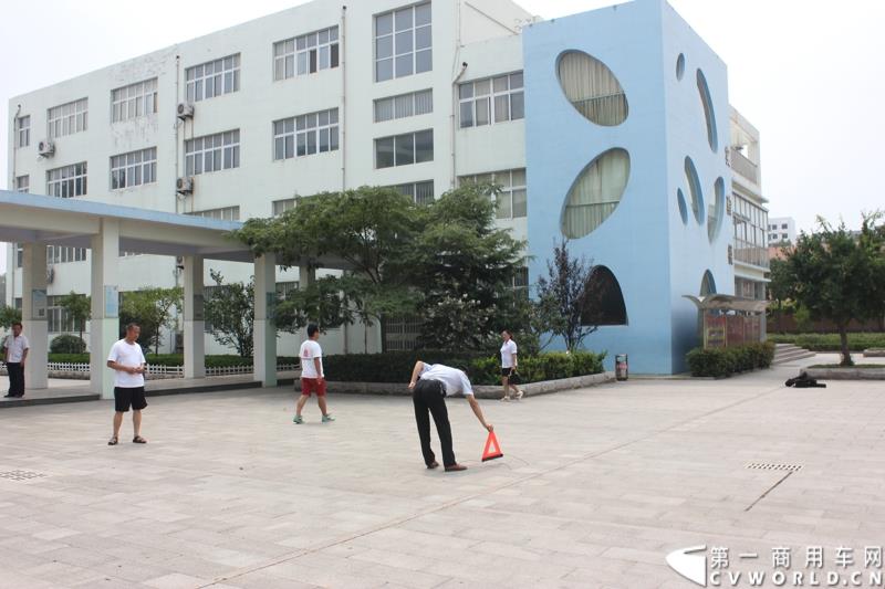 由宇通发起的全国性公益活动——“袋鼠行动”，8月1日在山东沂南县沂南四小正式启动。作为“袋鼠行动”的首站，宇通联合沂南天安校车服务公司举办了应急安全演练活动，并受到当地政府的高度重视。图为：司机和照管员指挥学生安全有序的撤离事故车辆