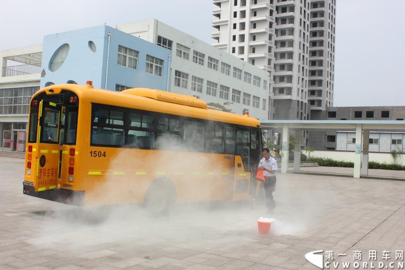 由宇通发起的全国性公益活动——“袋鼠行动”，8月1日在山东沂南县沂南四小正式启动。作为“袋鼠行动”的首站，宇通联合沂南天安校车服务公司举办了应急安全演练活动，并受到当地政府的高度重视。图为：司机扑灭火后在车辆后50米处放置停车标示牌
