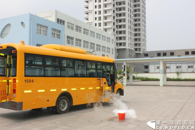 由宇通发起的全国性公益活动——“袋鼠行动”，8月1日在山东沂南县沂南四小正式启动。作为“袋鼠行动”的首站，宇通联合沂南天安校车服务公司举办了应急安全演练活动，并受到当地政府的高度重视。图为：司机和照管员指挥学生安全有序的撤离事故车辆