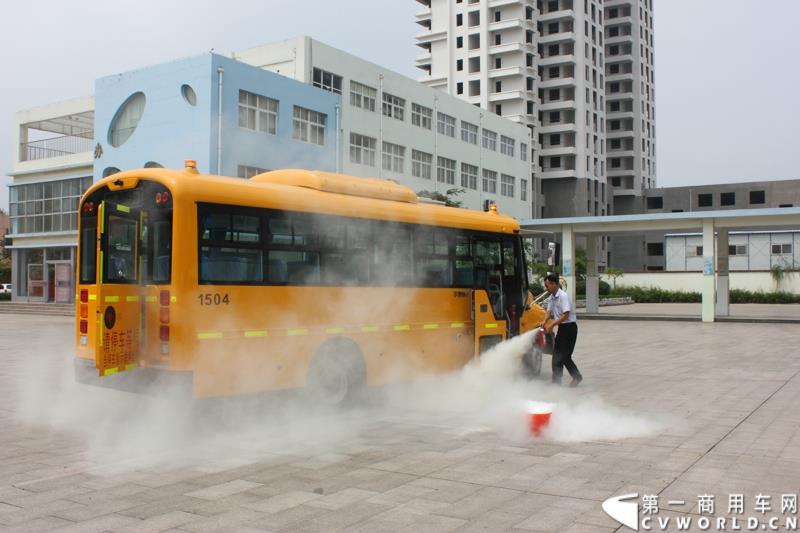 由宇通发起的全国性公益活动——“袋鼠行动”，8月1日在山东沂南县沂南四小正式启动。作为“袋鼠行动”的首站，宇通联合沂南天安校车服务公司举办了应急安全演练活动，并受到当地政府的高度重视。图为：司机用随车灭火器扑灭明火 