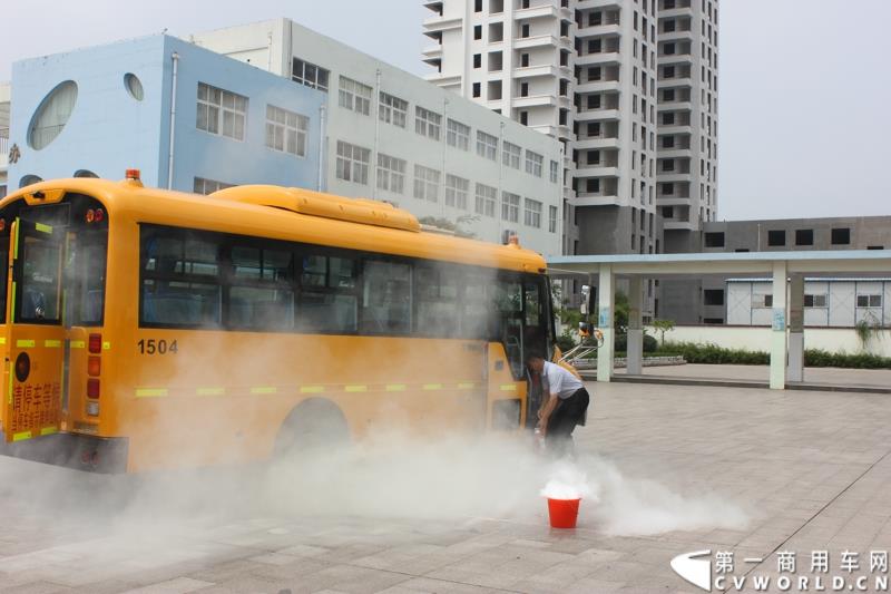 由宇通发起的全国性公益活动——“袋鼠行动”，8月1日在山东沂南县沂南四小正式启动。作为“袋鼠行动”的首站，宇通联合沂南天安校车服务公司举办了应急安全演练活动，并受到当地政府的高度重视。图为：司机用随车灭火器扑灭明火 
