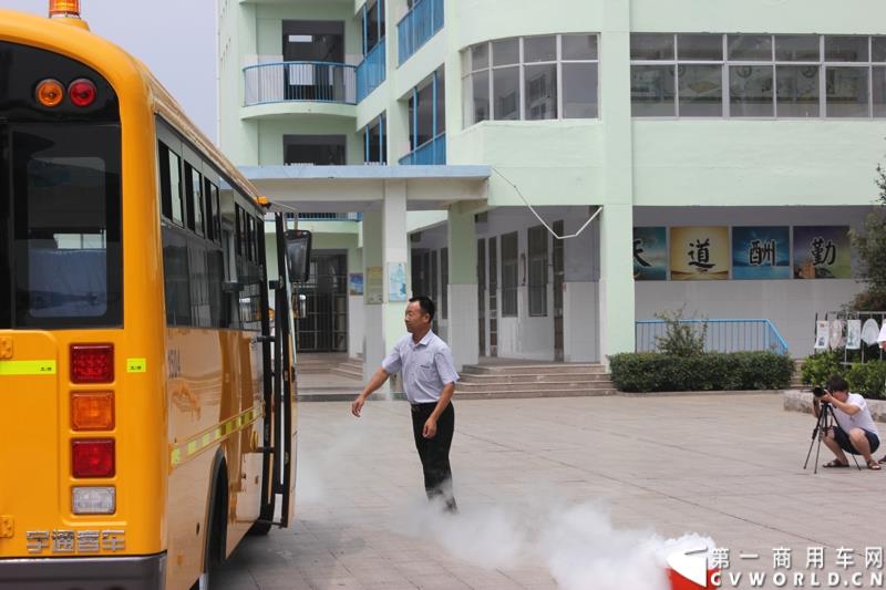 由宇通发起的全国性公益活动——“袋鼠行动”，8月1日在山东沂南县沂南四小正式启动。作为“袋鼠行动”的首站，宇通联合沂南天安校车服务公司举办了应急安全演练活动，并受到当地政府的高度重视。图为：校车驾驶员打开车门指挥学生们有秩序的下车