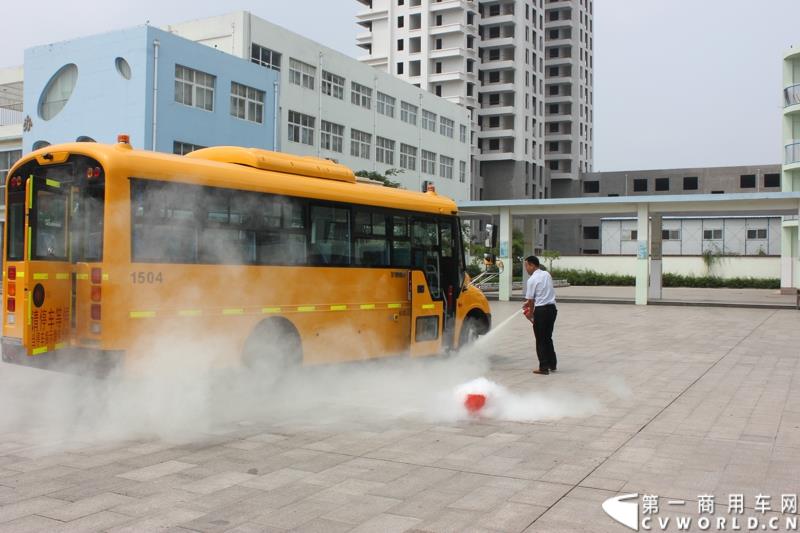 由宇通发起的全国性公益活动——“袋鼠行动”，8月1日在山东沂南县沂南四小正式启动。作为“袋鼠行动”的首站，宇通联合沂南天安校车服务公司举办了应急安全演练活动，并受到当地政府的高度重视。图为：司机用随车灭火器扑灭明火 
