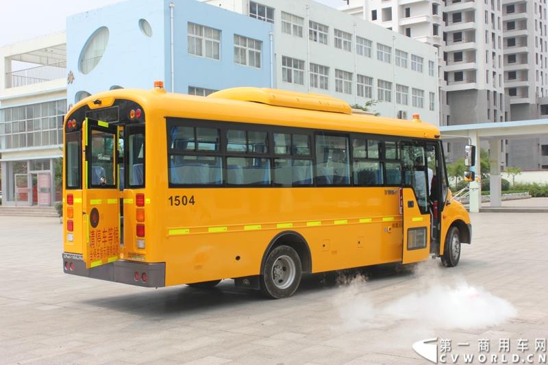 由宇通发起的全国性公益活动——“袋鼠行动”，8月1日在山东沂南县沂南四小正式启动。作为“袋鼠行动”的首站，宇通联合沂南天安校车服务公司举办了应急安全演练活动，并受到当地政府的高度重视。图为：学生们已全部安全撤离事故车辆