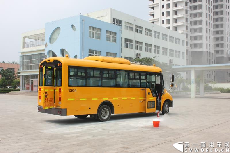 由宇通发起的全国性公益活动——“袋鼠行动”，8月1日在山东沂南县沂南四小正式启动。作为“袋鼠行动”的首站，宇通联合沂南天安校车服务公司举办了应急安全演练活动，并受到当地政府的高度重视。图为：演练结束后停放的校车