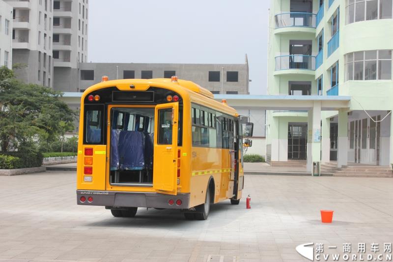 由宇通发起的全国性公益活动——“袋鼠行动”，8月1日在山东沂南县沂南四小正式启动。作为“袋鼠行动”的首站，宇通联合沂南天安校车服务公司举办了应急安全演练活动，并受到当地政府的高度重视。图为：演练结束后停放的校车